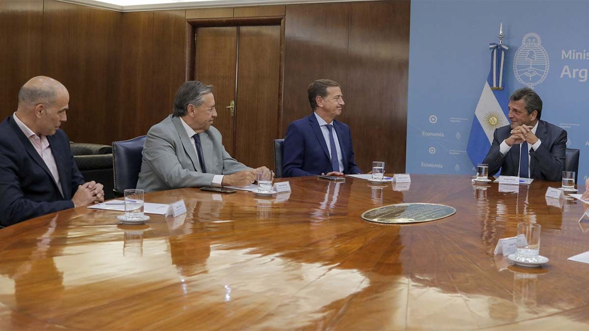 El subsecretario de Gestión Federal para el Desarollo, Pablo Sivori; el titular de Irrigación, Sergio Marinelli, Rodolfo Suarez y Sergio Massa.