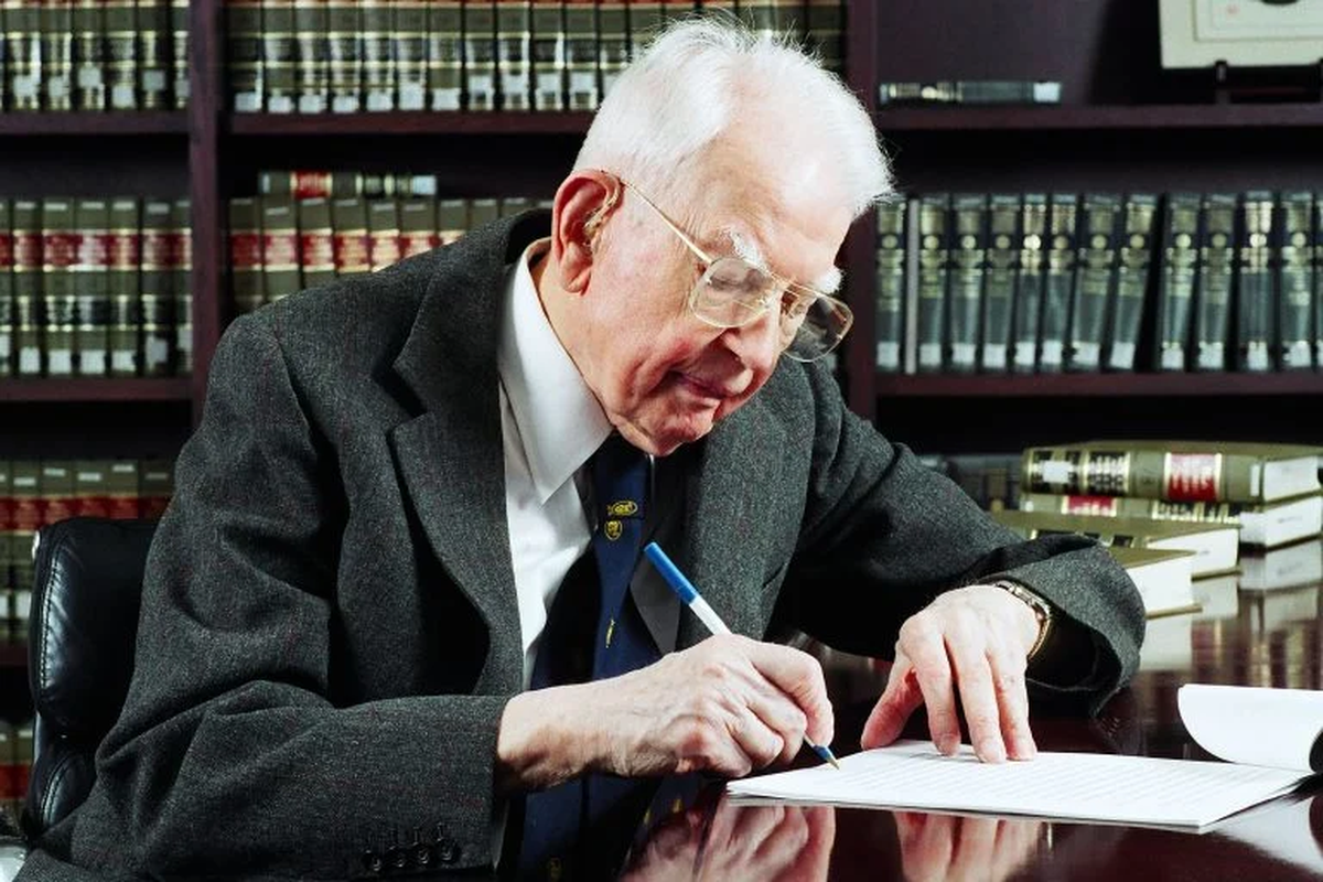 A Ronald Coase le debemos la comprensión cabal sobre el porqué de la existencia de las empresas. A Ronald Coase le debemos la comprensión cabal sobre el porqué de la existencia de las empresas.