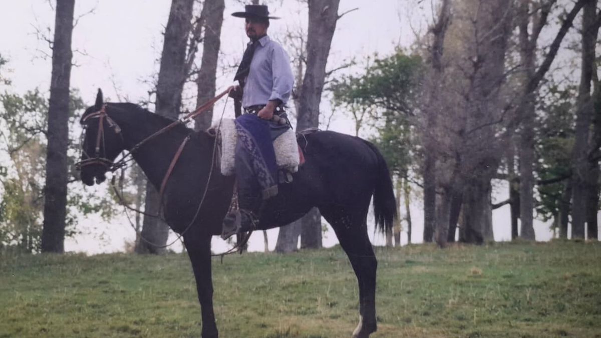 Esteban es un amante de la cultura campestre y hasta grabó un CD recitando en criollo. Esteban es un amante de la cultura campestre y hasta grabó un CD recitando en criollo.