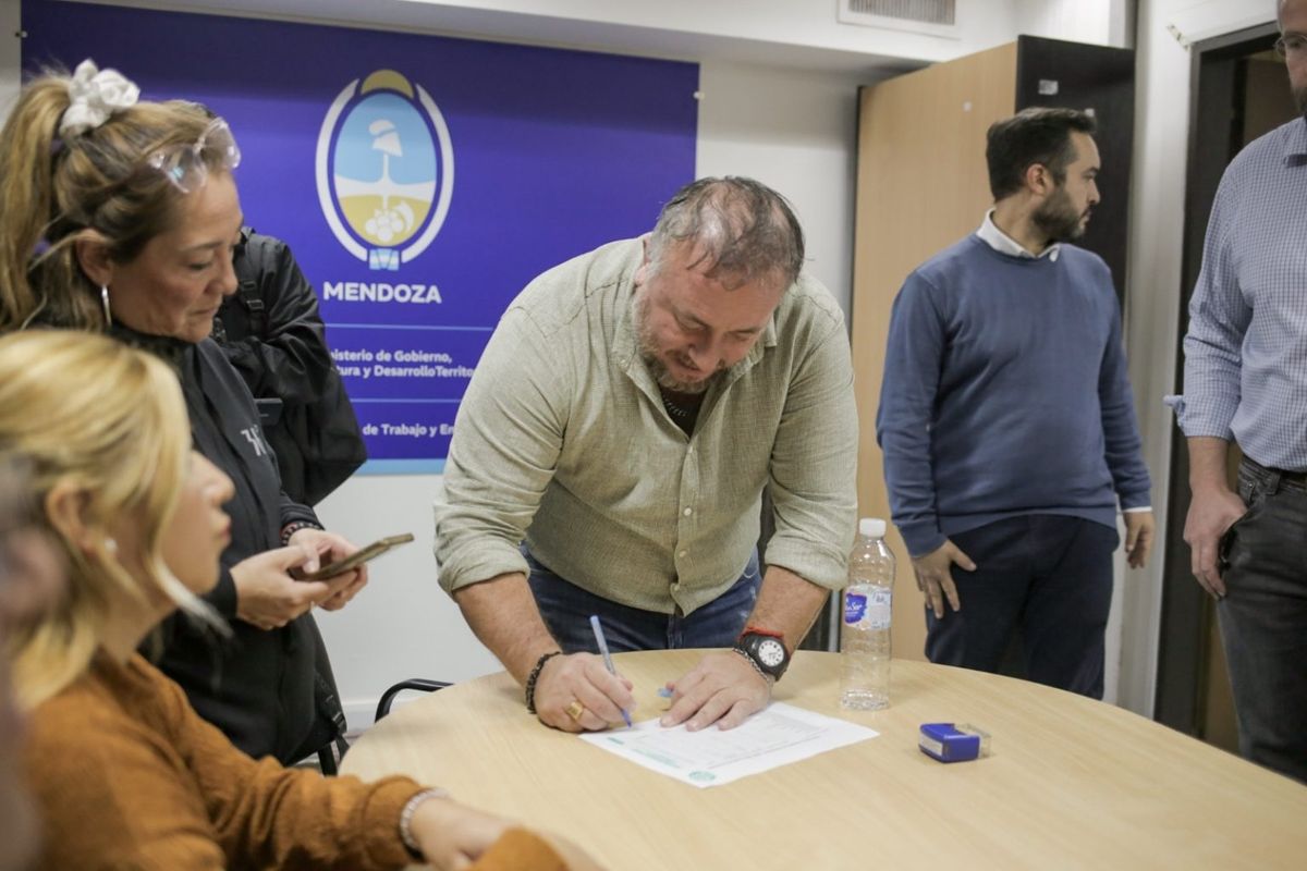 Roberto Macho cerró el acuerdo por el Régimen 27, pero como la representación le corresponde por ley a AMPROS, estos trabajadores no lo cobraron. Roberto Macho cerró el acuerdo por el Régimen 27, pero como la representación le corresponde por ley a AMPROS, estos trabajadores no lo cobraron.