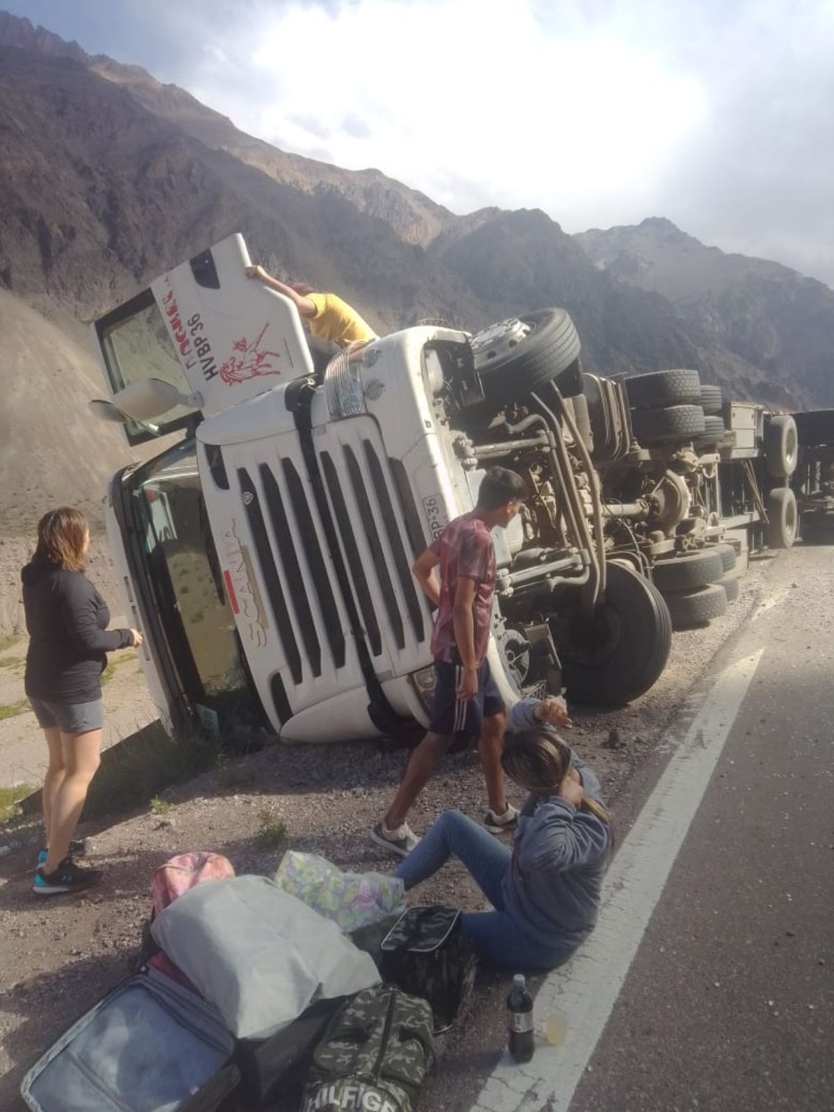 El camión quedó volcado en las inmediaciones de un puente. El camión quedó volcado en las inmediaciones de un puente.