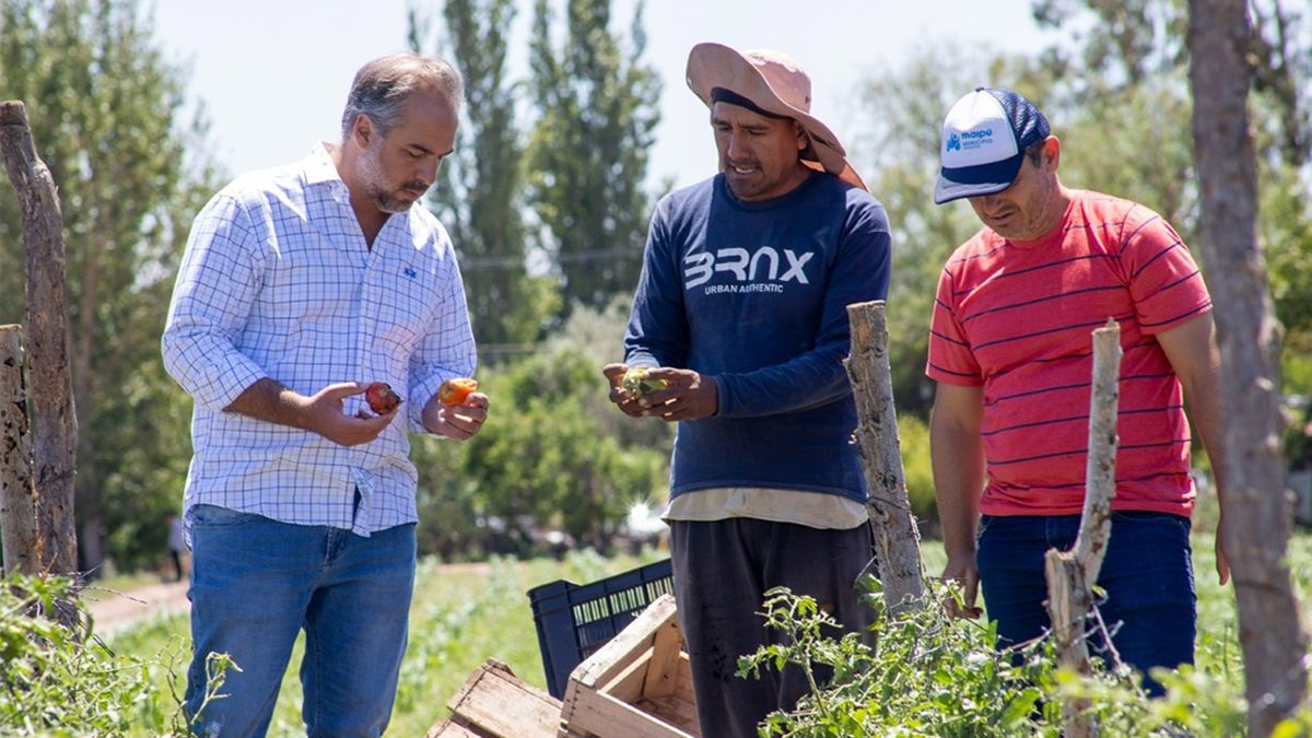 Matías Stevanato visitó los distritos afectados por el granizo.