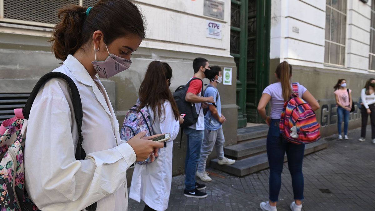 Vuelta a clases: qué pasará ante un caso sospechoso. La DGE publicará este miércoles la resolución donde se establece cómo actuar.&nbsp;