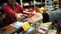 Mendoza trabaja en una ley para prohibir la publicidad del tabaco en los comercios