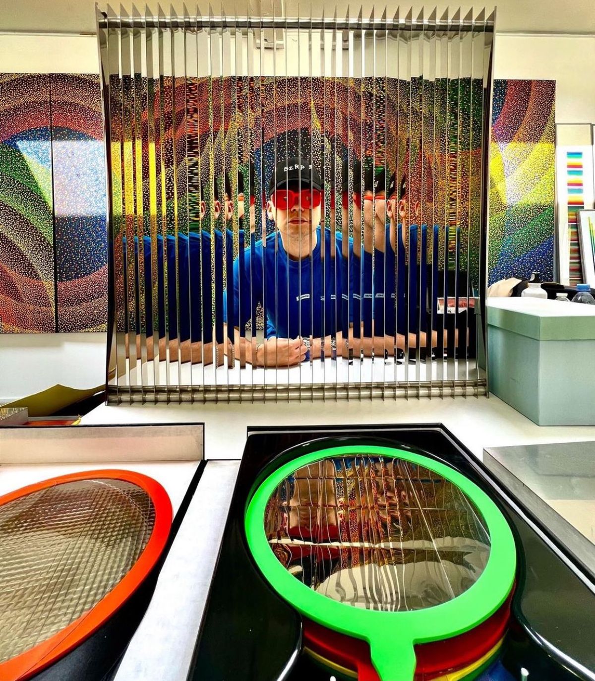 El joven artista musical se mostró "inmerso" en una de las geniales obras visuales de Julio Le Parc. El joven artista musical se mostró "inmerso" en una de las geniales obras visuales de Julio Le Parc.