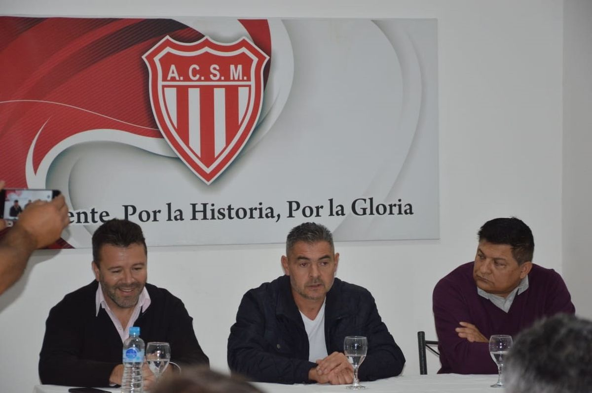 Damián Reyes está junto a Sergio Toti Arias y el vicepresidente José Álvarez.