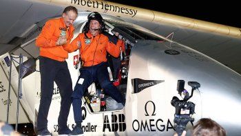 El avión Solar terminó la vuelta al mundo sin una gota de combustible
