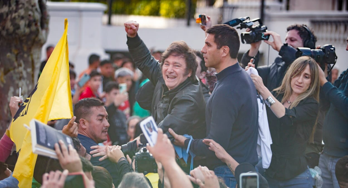 Javier Milei desfiló en caravana por el centro con la mendocina Mercedes Llano. Fotos: Axel Lloret Javier Milei desfiló en caravana por el centro con la mendocina Mercedes Llano. Fotos: Axel Lloret