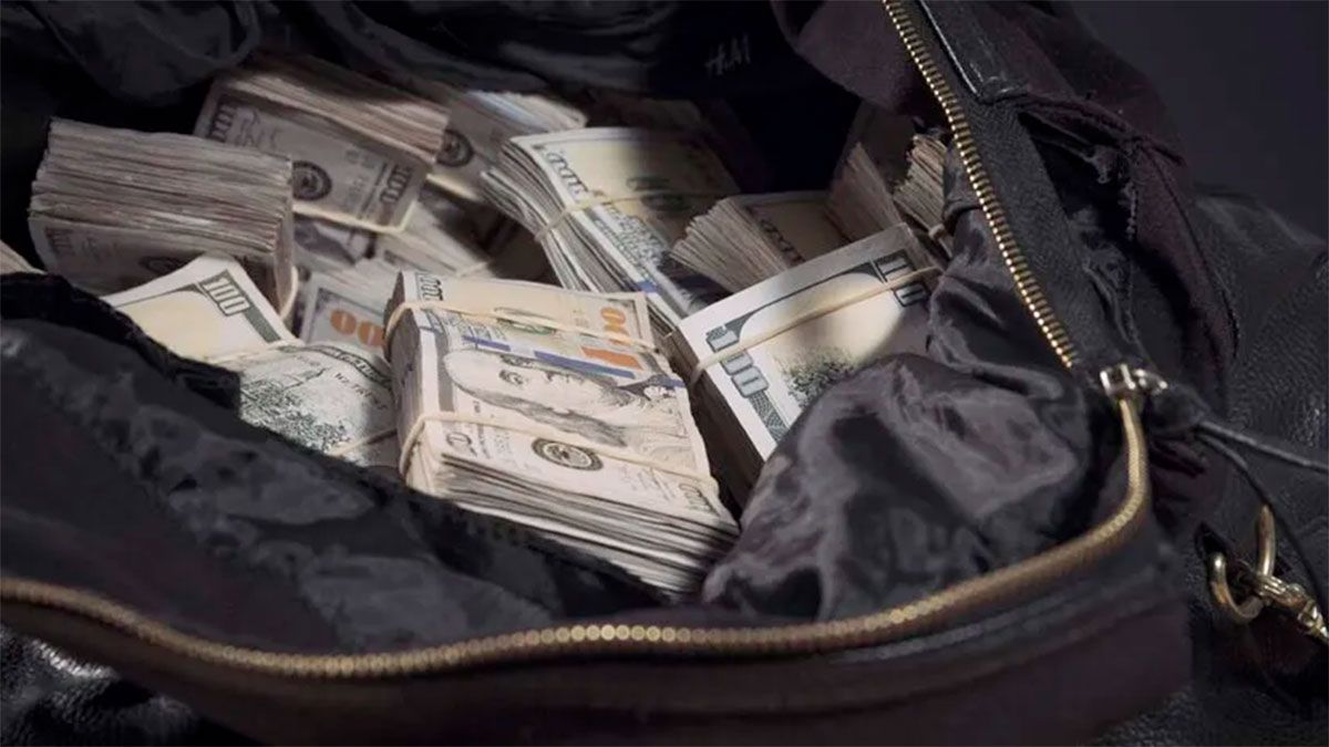 Le hicieron el cuento del tío a una anciana y le robaron 300 mil dólares, pero luego los abandonaron.