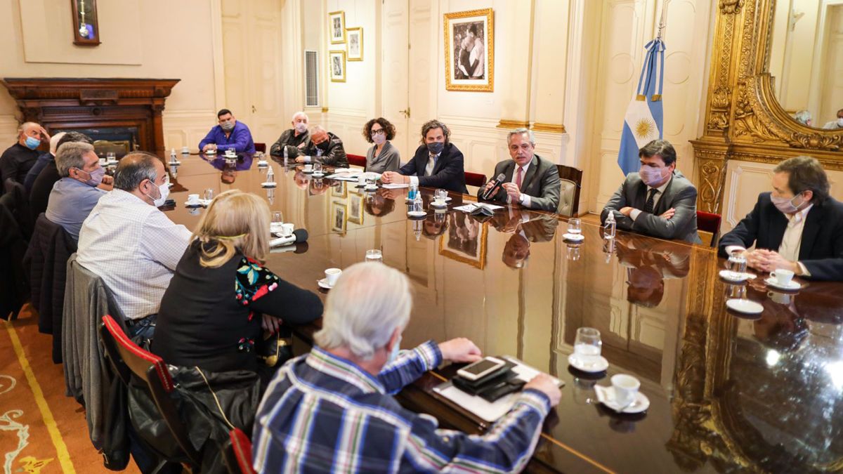 Alberto Fernández y miembros de su gabinete, con la dirigencia dela CGT.