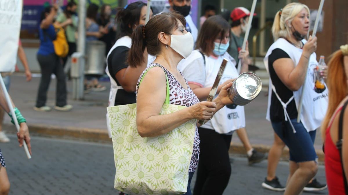 Cómo es el riesgo de contagio del coronavirus a distancia. Qué son los aerosoles humanos. Infografía: Télam