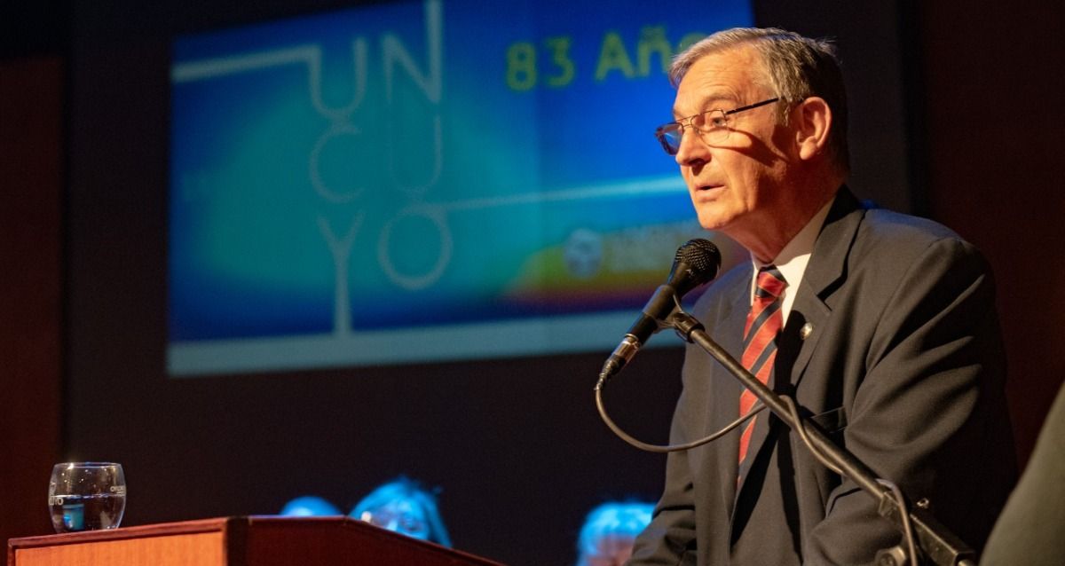 Daniel Pizzi durante su discurso de despedida al frente del rectorado de la UNCuyo.