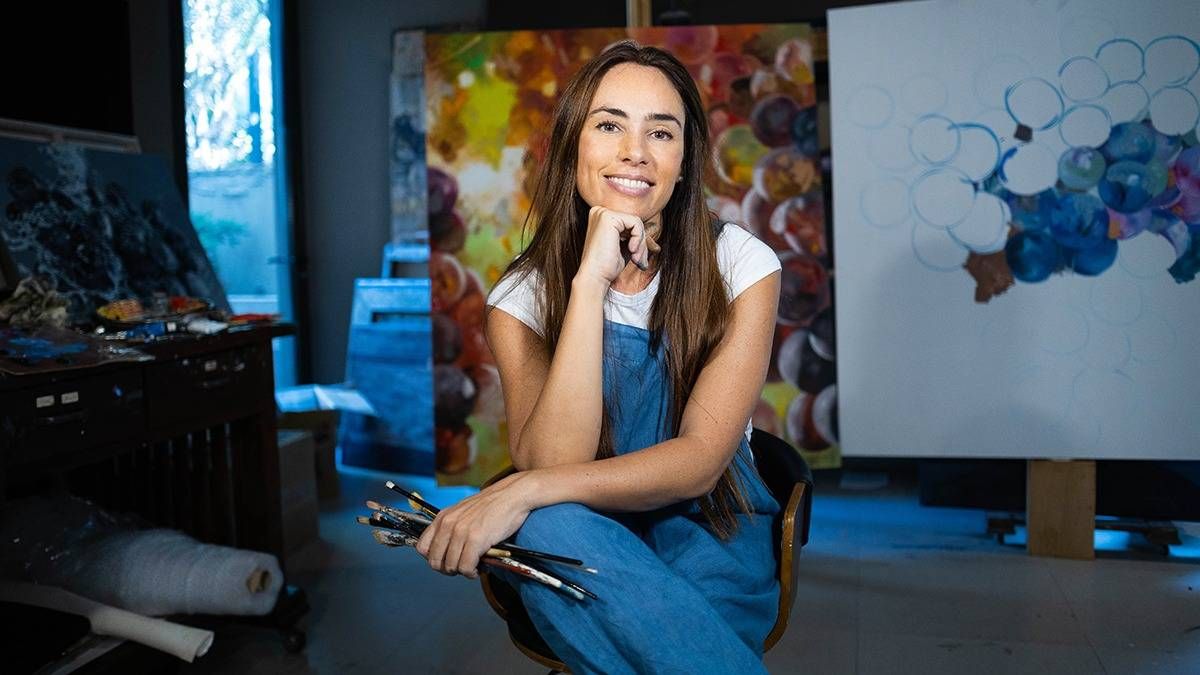 Embajadora del arte hiperrealista en el mundo, Aise dedicó gran parte de su vida a plasmar la esencia del fruto madre del vino. Embajadora del arte hiperrealista en el mundo, Aise dedicó gran parte de su vida a plasmar la esencia del fruto madre del vino.