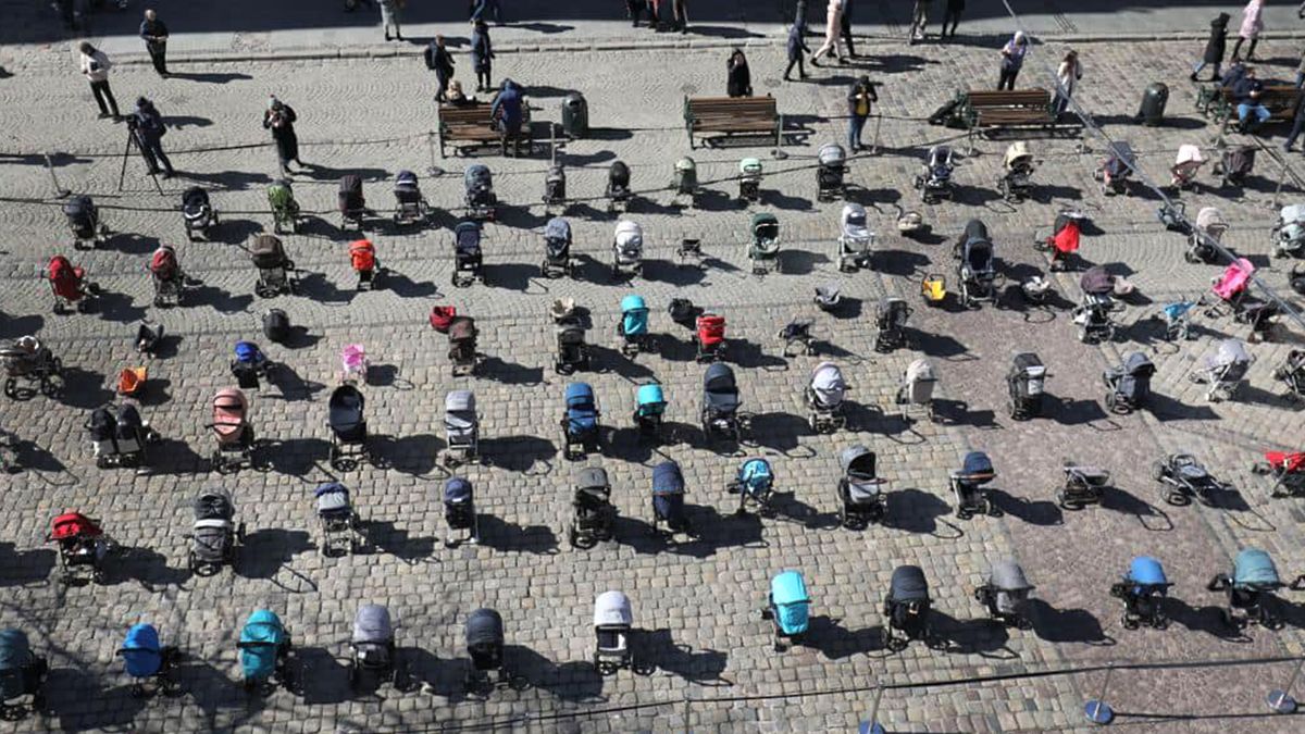 Guerra Rusia - Ucrania: activistas y padres colocaron más de un centenar de cochecitos de bebé vacíos en conmemoración de los menores fallecidos.