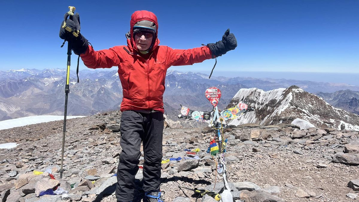 Carlos Soria, español de 86 años, en la cima del Aconcagua.