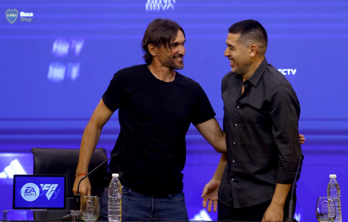 Riquelme reapareció y recibió con un abrazo al nuevo entrenador Riquelme reapareció y recibió con un abrazo al nuevo entrenador