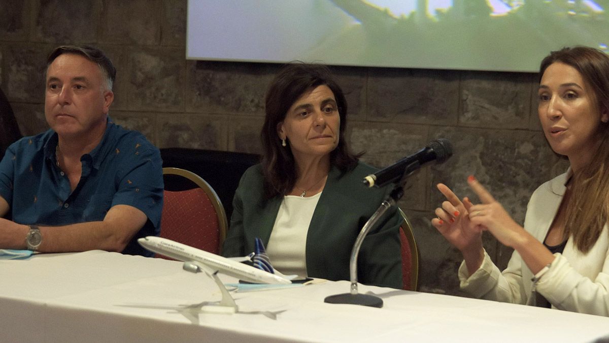 Marcelo Montenegro y Mariana Juri, junto a Lorena Gasser, gerente para el interior de Copa Argentina, presentaron las nuevas frecuencias directas que unirán a Mendoza con Panamá.
