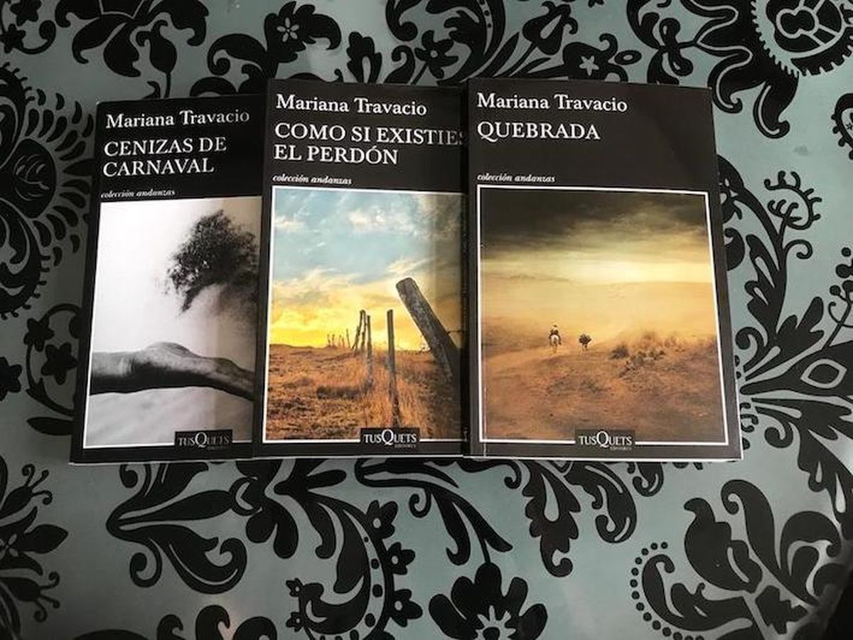 Tres de los libros de Mariana Travacio. Tres de los libros de Mariana Travacio.
