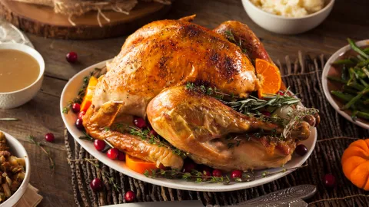 Popeyes dice que sus pavos al estilo cajún pesan en promedio entre 11 y 13 libras y alimentan entre 8 y 12 personas. Popeyes dice que sus pavos al estilo cajún pesan en promedio entre 11 y 13 libras y alimentan entre 8 y 12 personas.