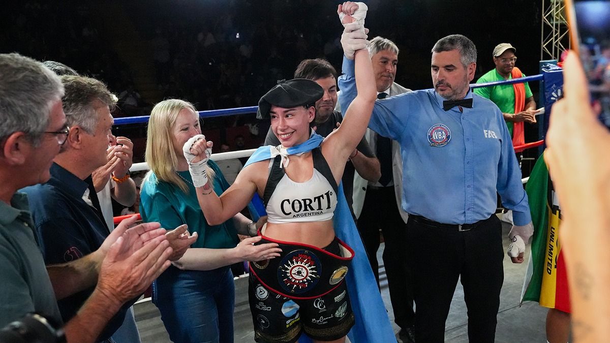 El &aacute;rbitro Emiliano D&aacute;vila levanta en triunfo la mano de Brisa Alfonzo, acompa&ntilde;ada por la vicegobernadora de Mendoza Hebe Casado, el intendente de Las Heras Francisco Lopresti, el promotor Jorge Pandolfino, y el subsecretario de Deportes de Mendoza, Federico Chiapetta.