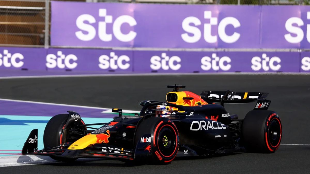 Max Verstappen se impuso en el GP de Japón y fue escoltado por su coequiper Sergio Checo Pérez.