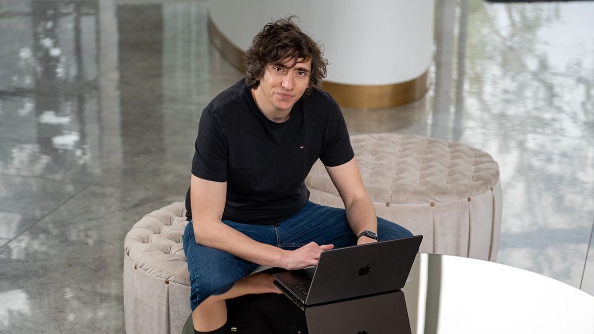 Yamil empezó a trabajar en el mundo de la tecnología a los 20 años. Antes estudió Medicina pero abandonó pronto la carrera. Yamil empezó a trabajar en el mundo de la tecnología a los 20 años. Antes estudió Medicina pero abandonó pronto la carrera.