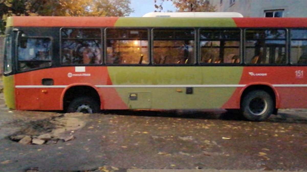 Cedió el asfalto y un colectivo de la línea 900 quedó atrapado