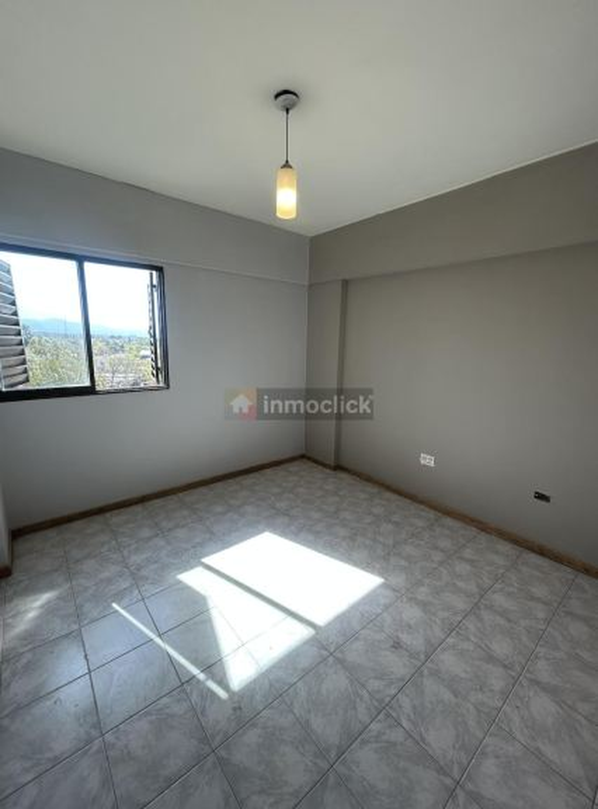 Una de las habitaciones del departamento en alquiler. Una de las habitaciones del departamento en alquiler.