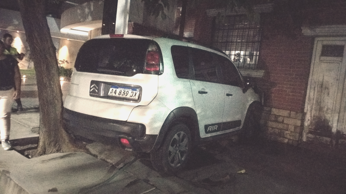 Los fugitivos perdieron el control del coche y chocaron.