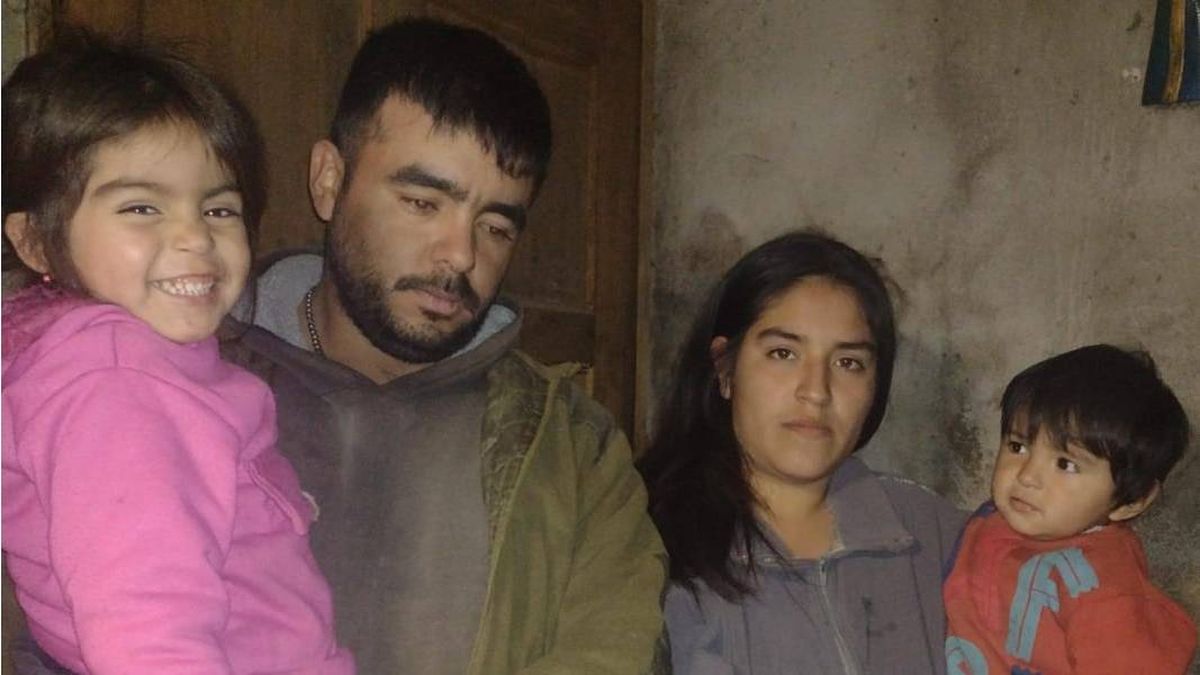 Milagros junto a su esposo e hijos. Abandonó su piecita por el agua.