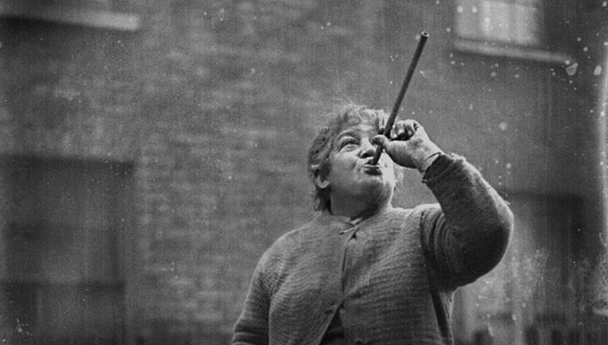 Mujer de la antiguedad especializada en disparar guisantes a trav&eacute;s de una pipa para despertar sutilmente a sus clientas.