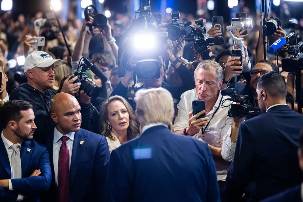 Donald Trump luego del debate presidencial con Kamala Harris se acerca a la prensa. Crédito: EFE. Donald Trump luego del debate presidencial con Kamala Harris se acerca a la prensa. Crédito: EFE.