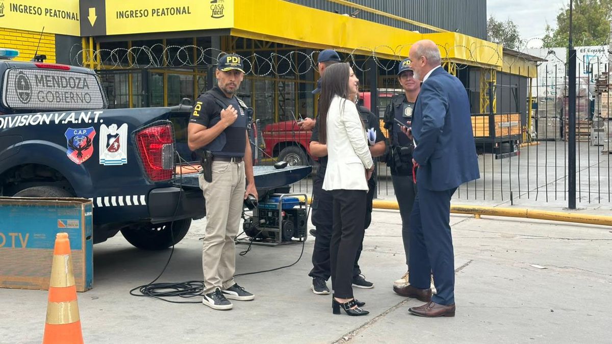 La ministra de Seguridad, Mercedes Rus, y el fiscal de Robos y Hurtos Galdo Andreoni estuvieron en el lugar de los allanamientos, en Las Heras.