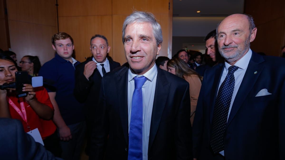 Luis Caputo y el ministro Vargas Arizu. Foto: Nicolás Ríos Luis Caputo y el ministro Vargas Arizu. Foto: Nicolás Ríos