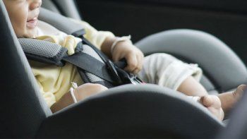 Una bebé murió tras ser olvidada por todo un día en un auto