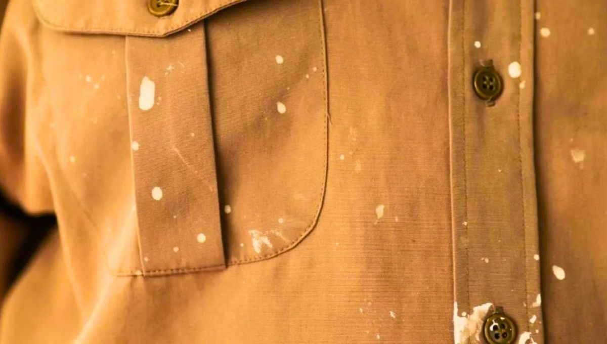 La lavandina es una soluci&oacute;n acuosa de hipoclorito de sodio (NaClO), com&uacute;nmente utilizada como desinfectante y blanqueador dom&eacute;stico que cuando cae en la ropa deja manchas dif&iacute;ciles de quitar, ya que deteriora la prenda y le quita el color.