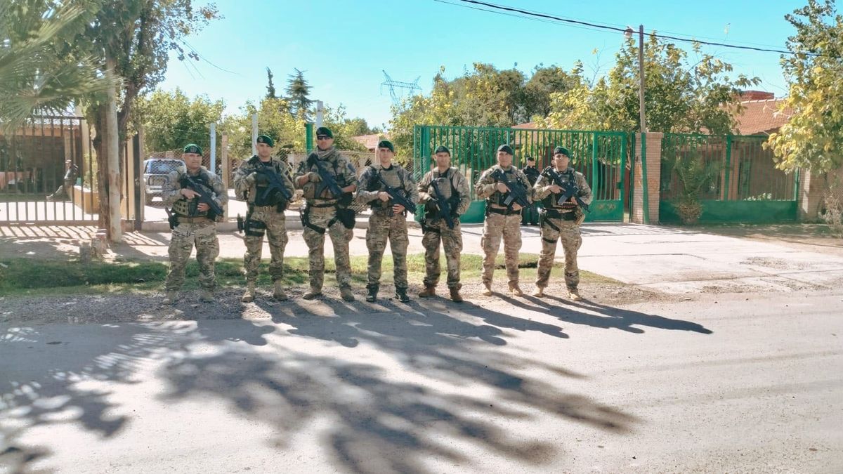 La Unidad Élite de Policía de la Ciudad fue uno de los grupos que participó en el allanamiento a gitanos de Guaymallén. La Unidad Élite de Policía de la Ciudad fue uno de los grupos que participó en el allanamiento a gitanos de Guaymallén.