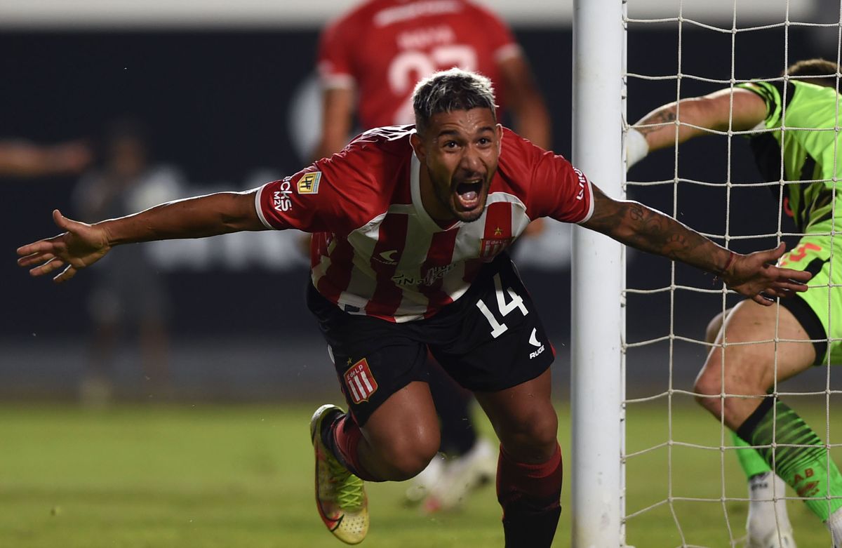 Estudiantes ganó sobre la hora y es puntero en la Zona B.