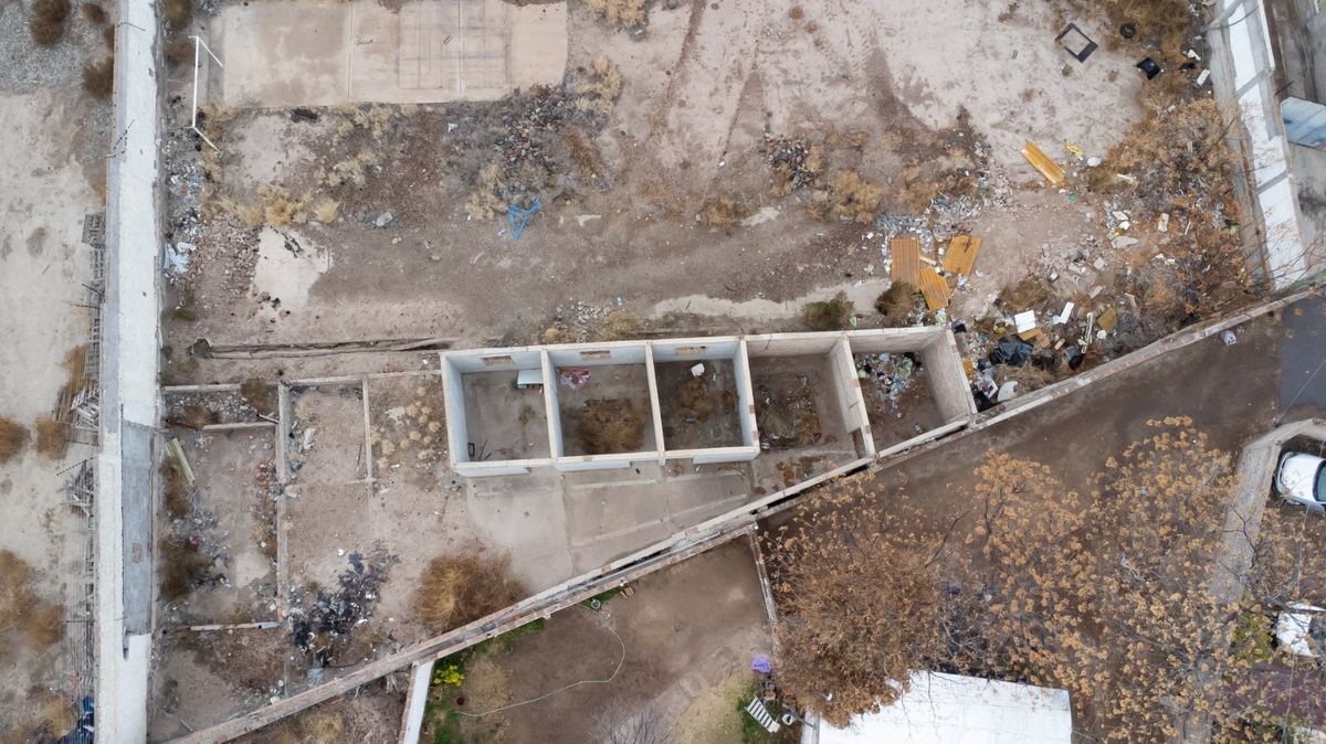 Al fondo del terreno, en una construcción sin terminar, Gil Pereg había enterrado a su madre y a su tía luego de asesinarlas. Al fondo del terreno, en una construcción sin terminar, Gil Pereg había enterrado a su madre y a su tía luego de asesinarlas.