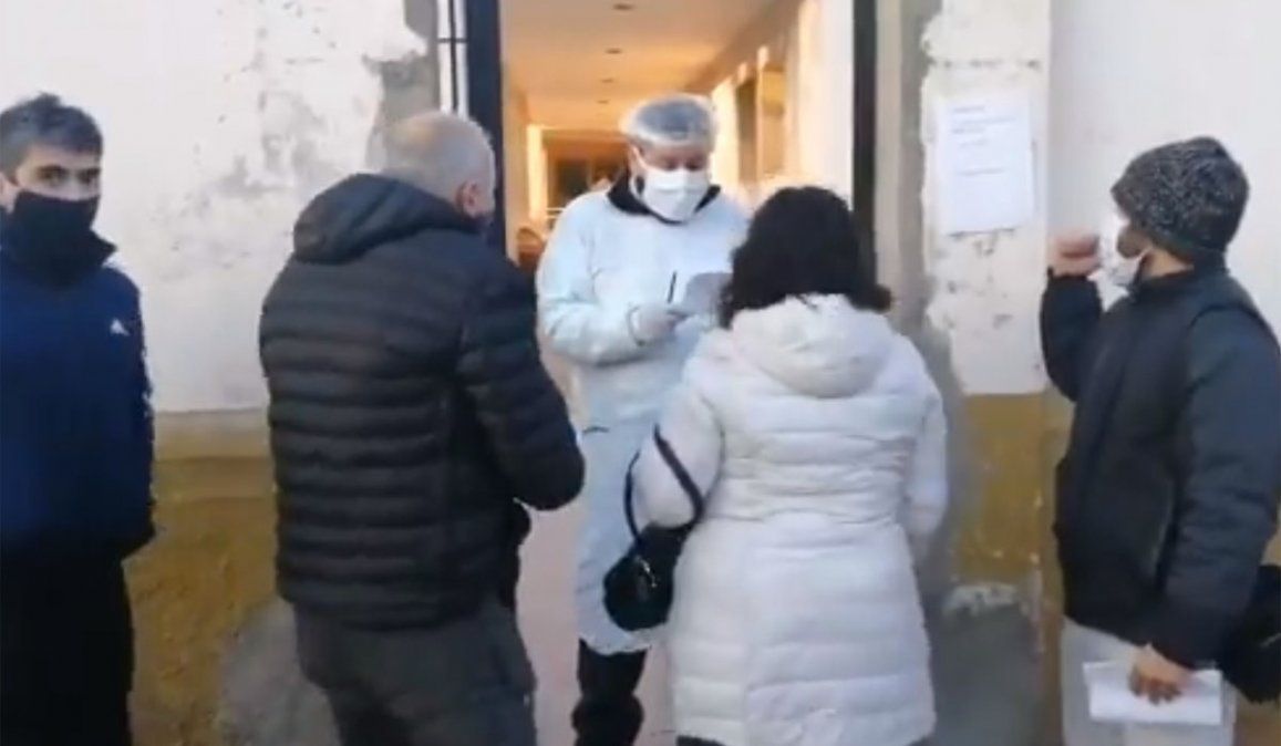 Largas filas para hacerse un hisopado en el Hospital Español