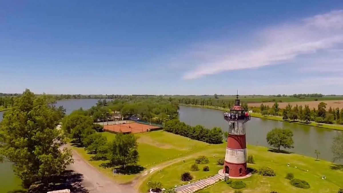 El pueblo que tiene un faro marítimo sobre una laguna artificial, pero está a 600 kilómetros de la Costa Atlántica
