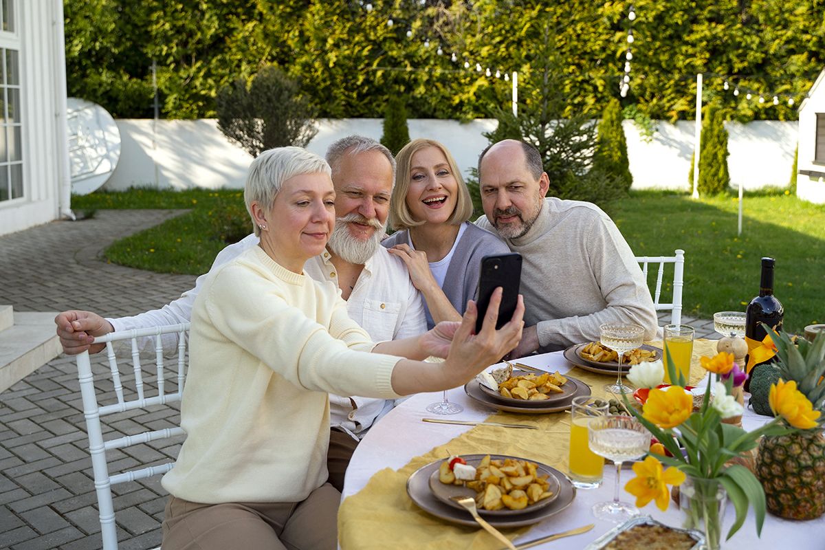 El informe muestra que la felicidad también puede florecer en contextos distintos, como cuando la sociedad prioriza la solidaridad y la vida en comunidad. Crédito: Freepik. El informe muestra que la felicidad también puede florecer en contextos distintos, como cuando la sociedad prioriza la solidaridad y la vida en comunidad. Crédito: Freepik.