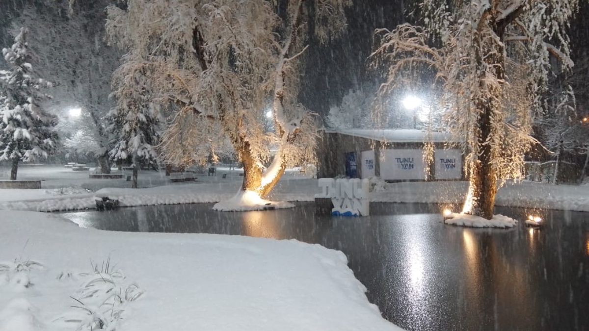 Nevando amaneció en el Manzano Histórico en Tunuyán. El pronóstico del tiempo en Mendoza advierte que persisten las probabilidad de nieve en diferentes sectores de la provincia.