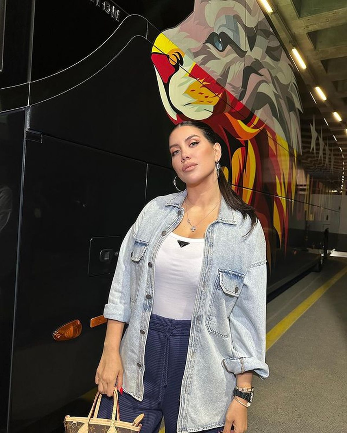 Desde la tribuna, Wanda Nara confirma que es la reina del denim customizado y paraliza Turquía. Desde la tribuna, Wanda Nara confirma que es la reina del denim customizado y paraliza Turquía.