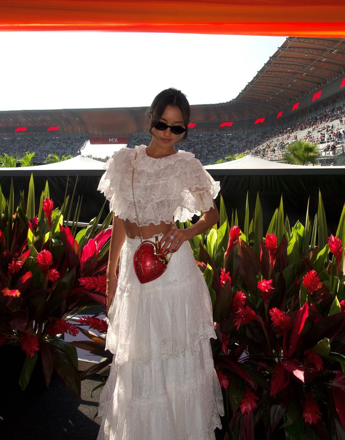 Los lentes de sol medios ovalados combinan con un estilo bohemio. Los lentes de sol medios ovalados combinan con un estilo bohemio.