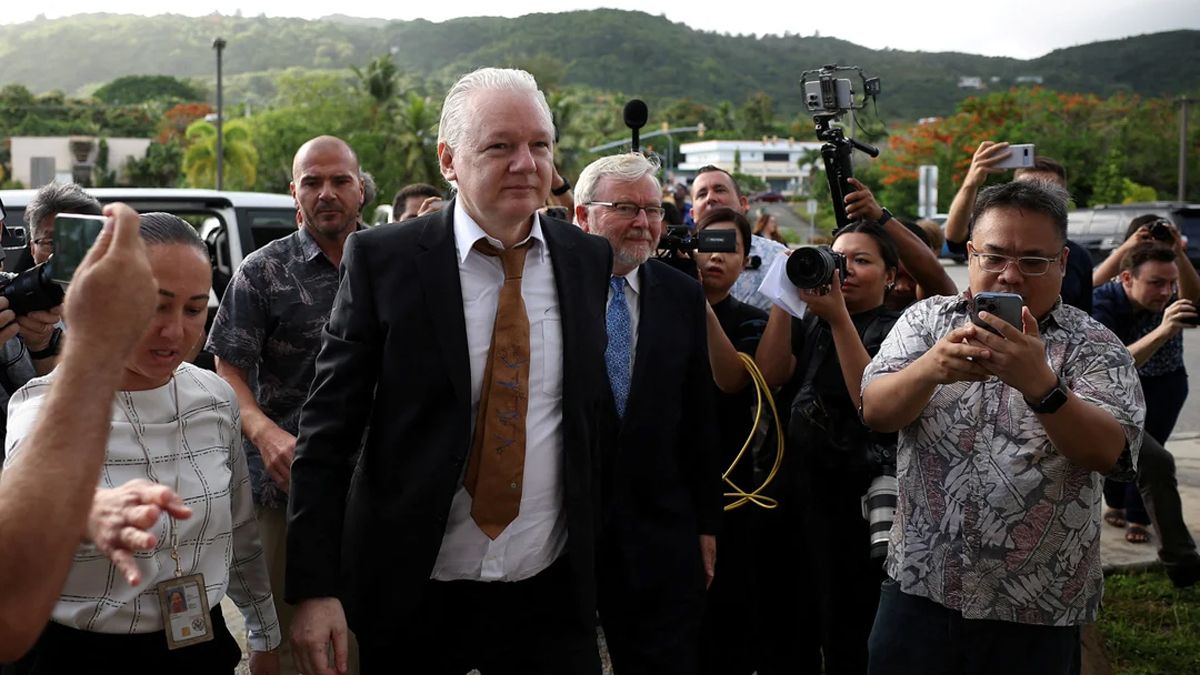 Julian Assange dio a conocer miles de documentos que EE.UU. intentaba mantener ocultos. Julian Assange dio a conocer miles de documentos que EE.UU. intentaba mantener ocultos.