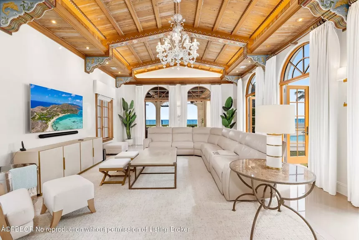  Además, hay una casa de invitados con dos habitaciones más, una cocina pequeña, lavadora/secadora y un ascensor. Además, hay una casa de invitados con dos habitaciones más, una cocina pequeña, lavadora/secadora y un ascensor.