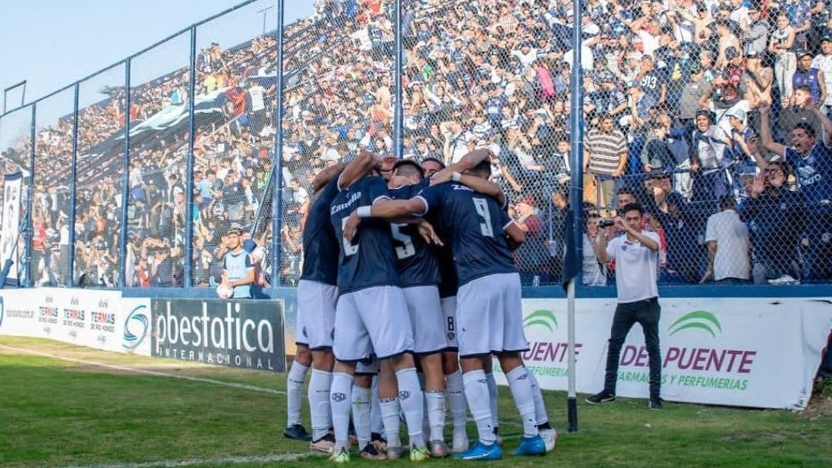 Independiente Rivadavia defenderá la punta ante MItre, en Santiago del Estero.