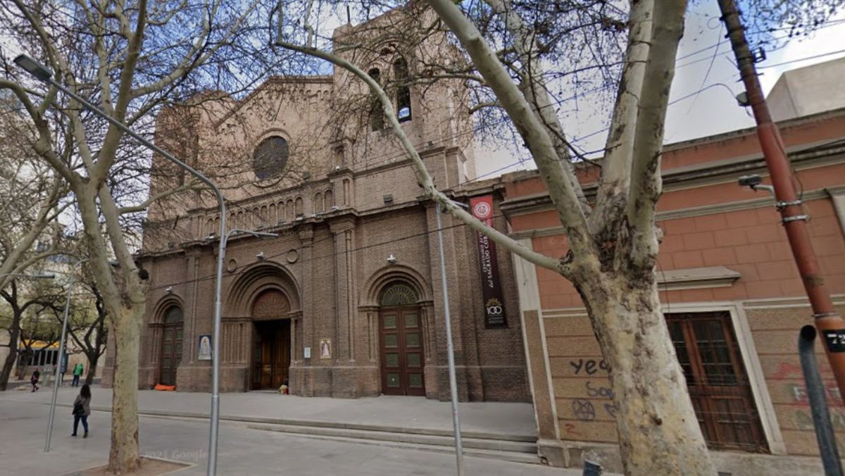 La iglesia de los jesuitas en Mendoza. En el otro extremo de la cuadra funciona el colegio San Luis Gonzaga.