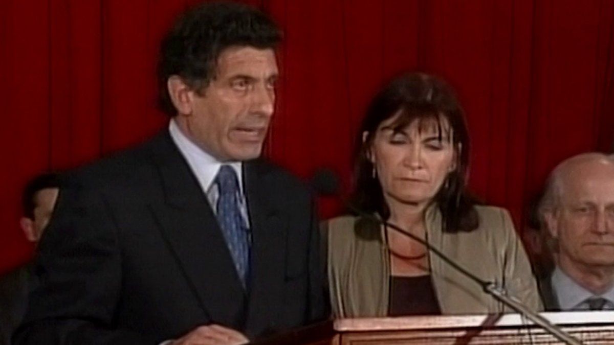 Chacho Álvarez renuncia a la vicepresidencia de la Nación.